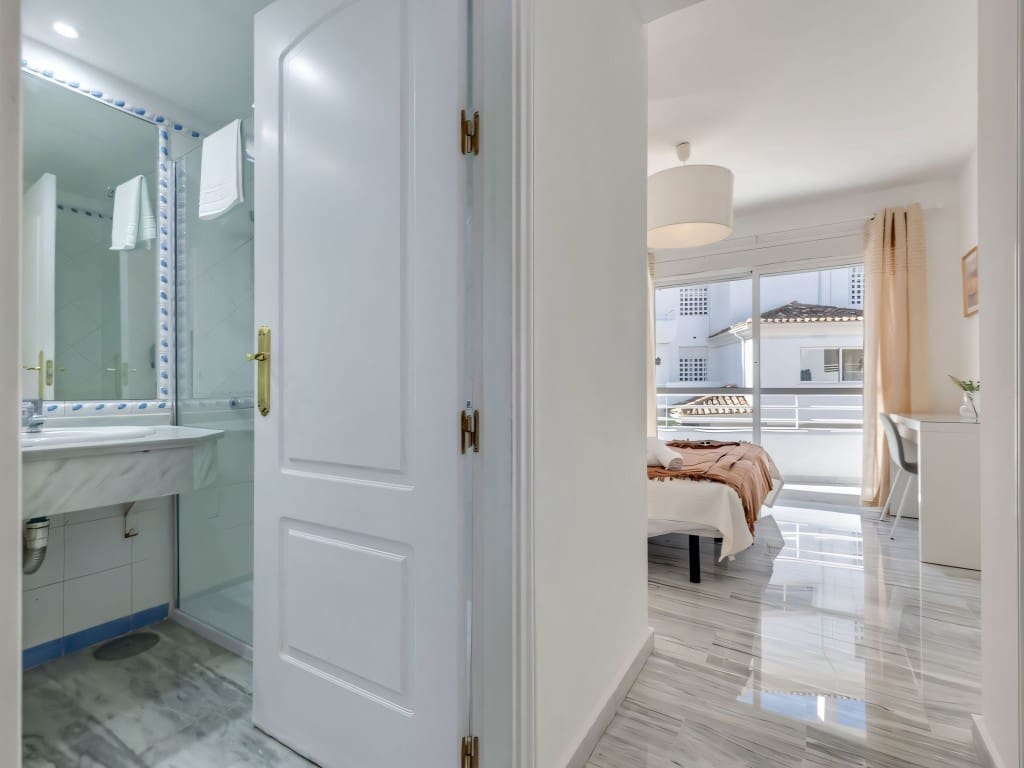 Apartamento de 3 habitaciones en San Pedro de Alcantara en venta con piscina garaje - 625.000 € (Ref: 9400339)