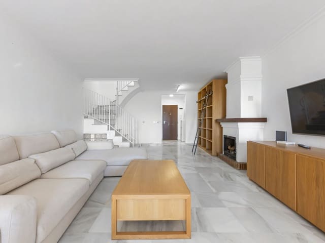 3 makuuhuone Omakotitalo myytävänä paikassa Marbella mukana uima-altaan - 795 000 € (Ref: 9402839)