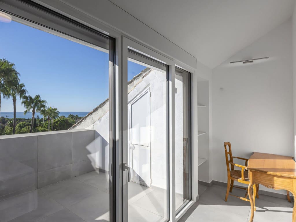 3 makuuhuone Omakotitalo myytävänä paikassa Marbella mukana uima-altaan - 795 000 € (Ref: 9402839)