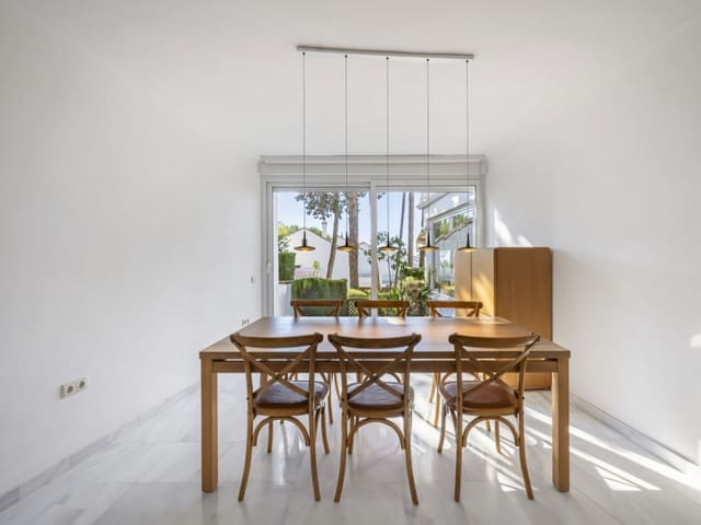 3 makuuhuone Omakotitalo myytävänä paikassa Marbella mukana uima-altaan - 795 000 € (Ref: 9402839)