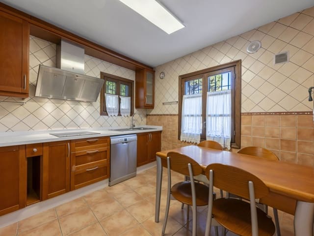 3 makuuhuone Omakotitalo myytävänä paikassa Marbella mukana uima-altaan - 795 000 € (Ref: 9402839)