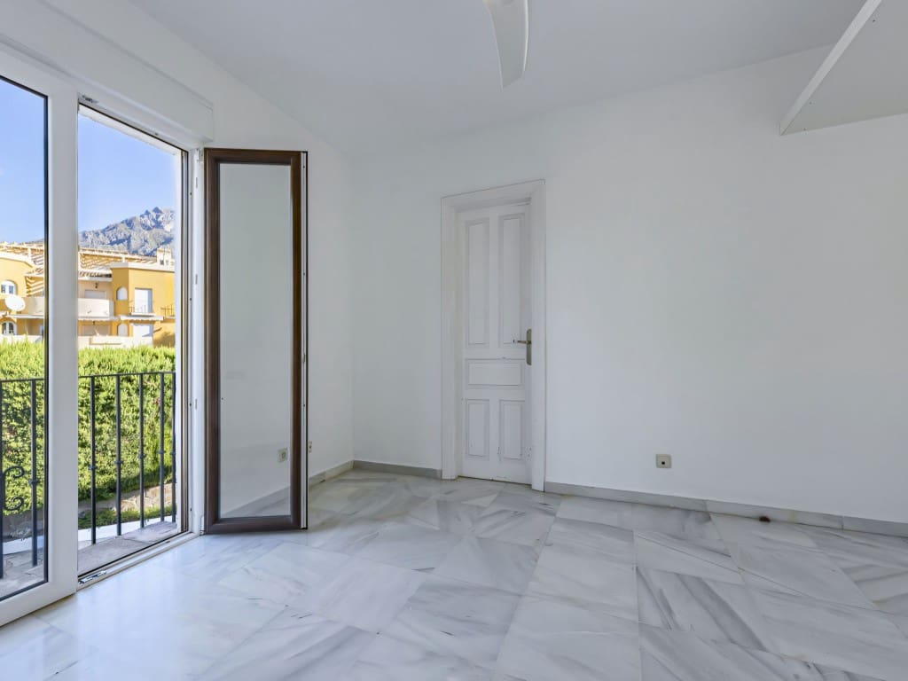 3 makuuhuone Omakotitalo myytävänä paikassa Marbella mukana uima-altaan - 795 000 € (Ref: 9402839)