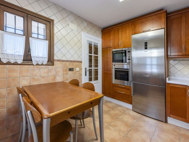 3 makuuhuone Omakotitalo myytävänä paikassa Marbella mukana uima-altaan - 795 000 € (Ref: 9402839)