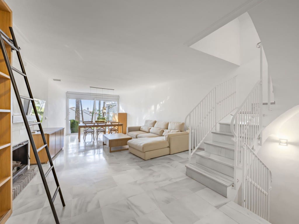 3 makuuhuone Omakotitalo myytävänä paikassa Marbella mukana uima-altaan - 795 000 € (Ref: 9402839)