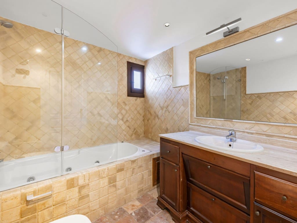 3 makuuhuone Omakotitalo myytävänä paikassa Marbella mukana uima-altaan - 795 000 € (Ref: 9402839)