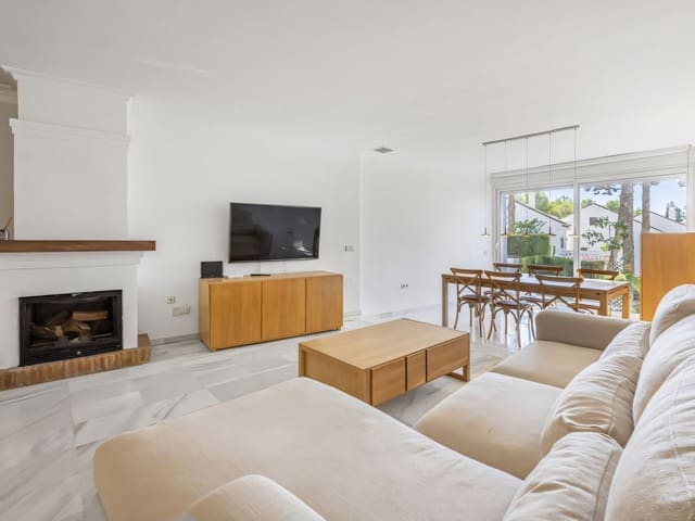 3 makuuhuone Omakotitalo myytävänä paikassa Marbella mukana uima-altaan - 795 000 € (Ref: 9402839)