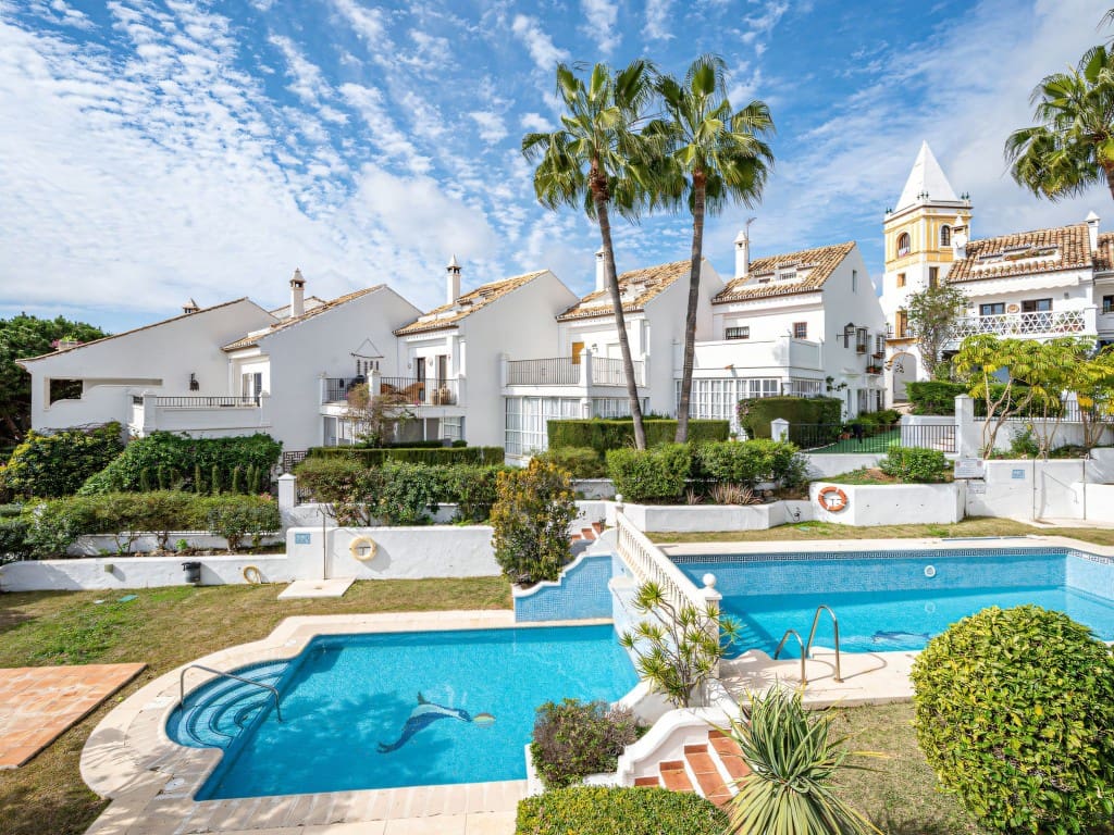 3 makuuhuone Omakotitalo myytävänä paikassa Marbella mukana uima-altaan - 795 000 € (Ref: 9402839)