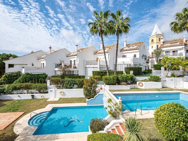 3 makuuhuone Omakotitalo myytävänä paikassa Marbella mukana uima-altaan - 795 000 € (Ref: 9402839)