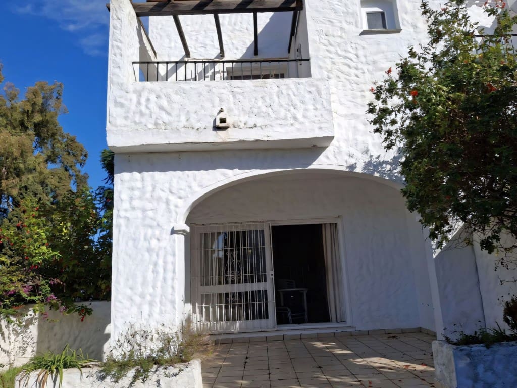 2 soverom Hus til salgs i El Paraiso med svømmebasseng - € 300 000 (Ref: 9406187)