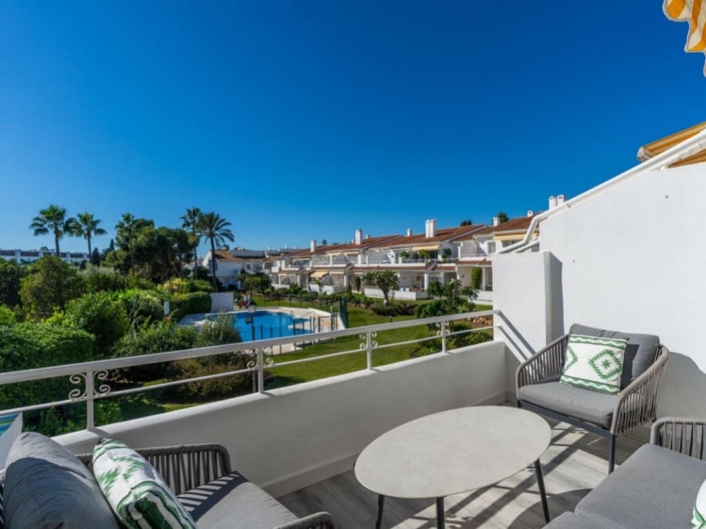 3 slaapkamer Penthouse te koop in El Paraiso met zwembad - € 345.000 (Ref: 9407901)