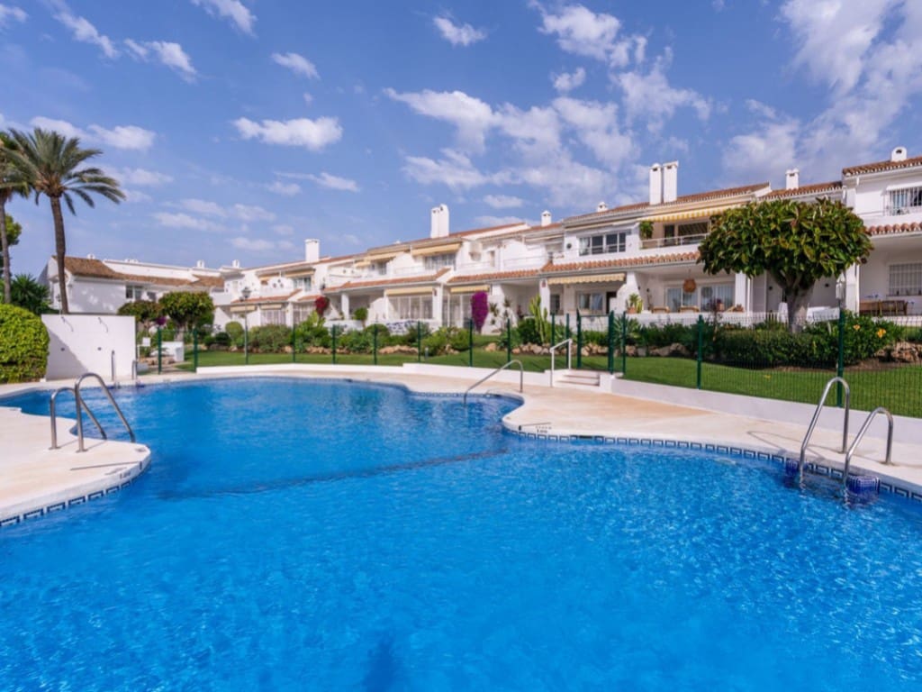 3 slaapkamer Penthouse te koop in El Paraiso met zwembad - € 345.000 (Ref: 9407901)