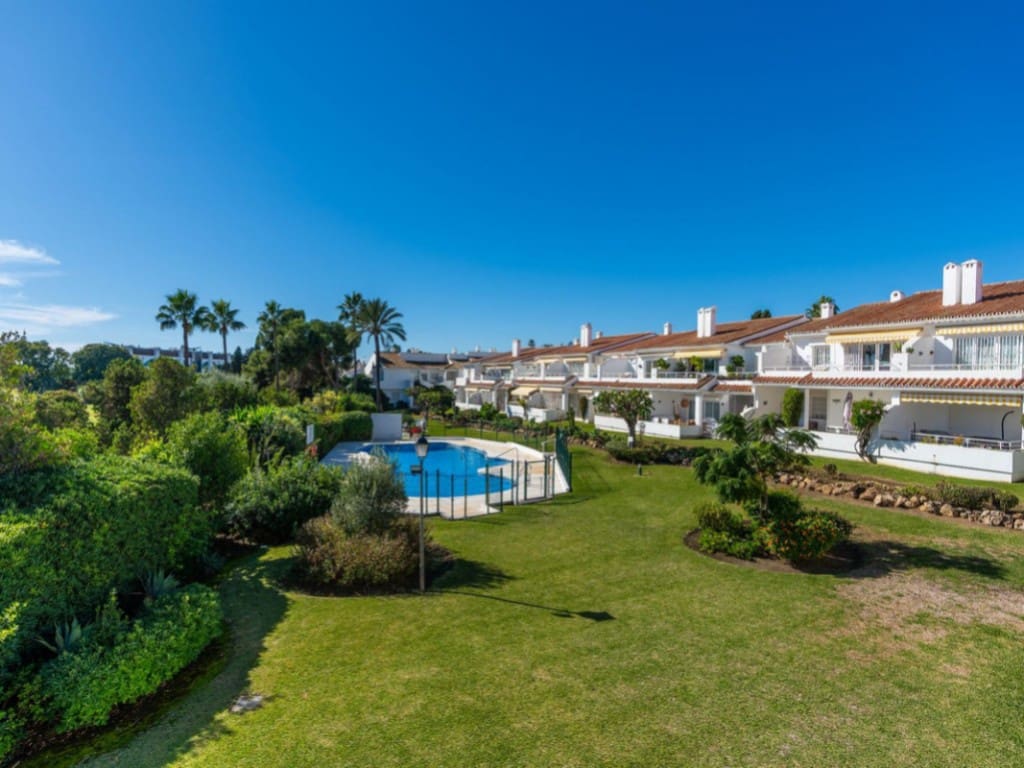 3 slaapkamer Penthouse te koop in El Paraiso met zwembad - € 345.000 (Ref: 9407901)