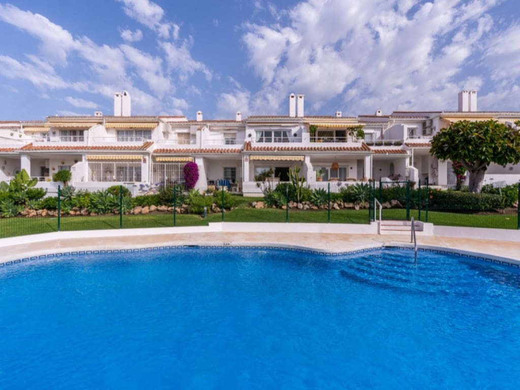 3 slaapkamer Penthouse te koop in El Paraiso met zwembad - € 345.000 (Ref: 9407901)