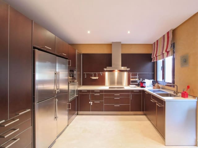 2 soveværelse Lejlighed til salg i Puerto Banus, Marbella med swimmingpool - € 2.400.000 (Ref: 9409162)