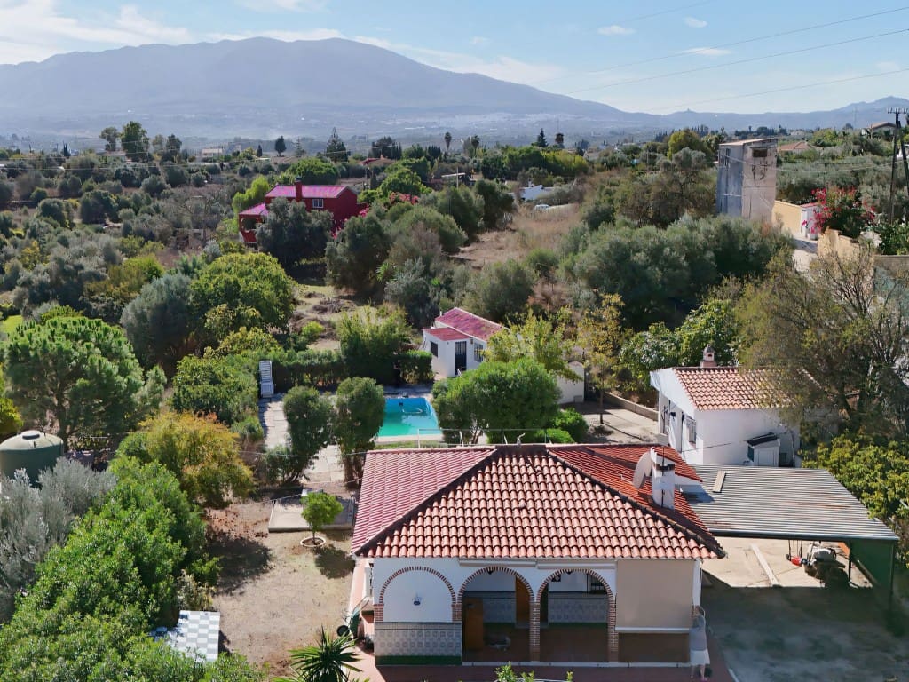 4 sypialnia Finka/Dom wiejski na sprzedaż w Cartama z basenem garażem - 342 000 € (Ref: 9410502)