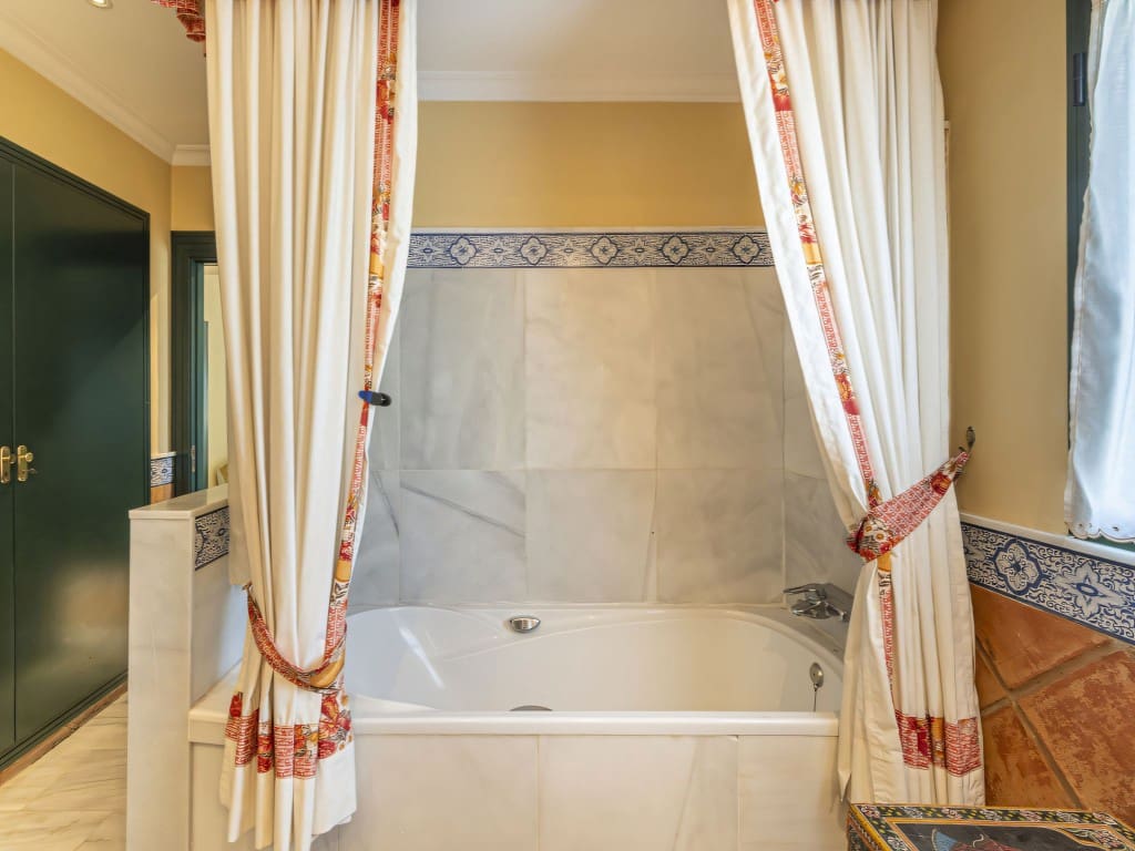 4 slaapkamer Villa te koop in Marbella met zwembad garage - € 2.050.000 (Ref: 9410503)