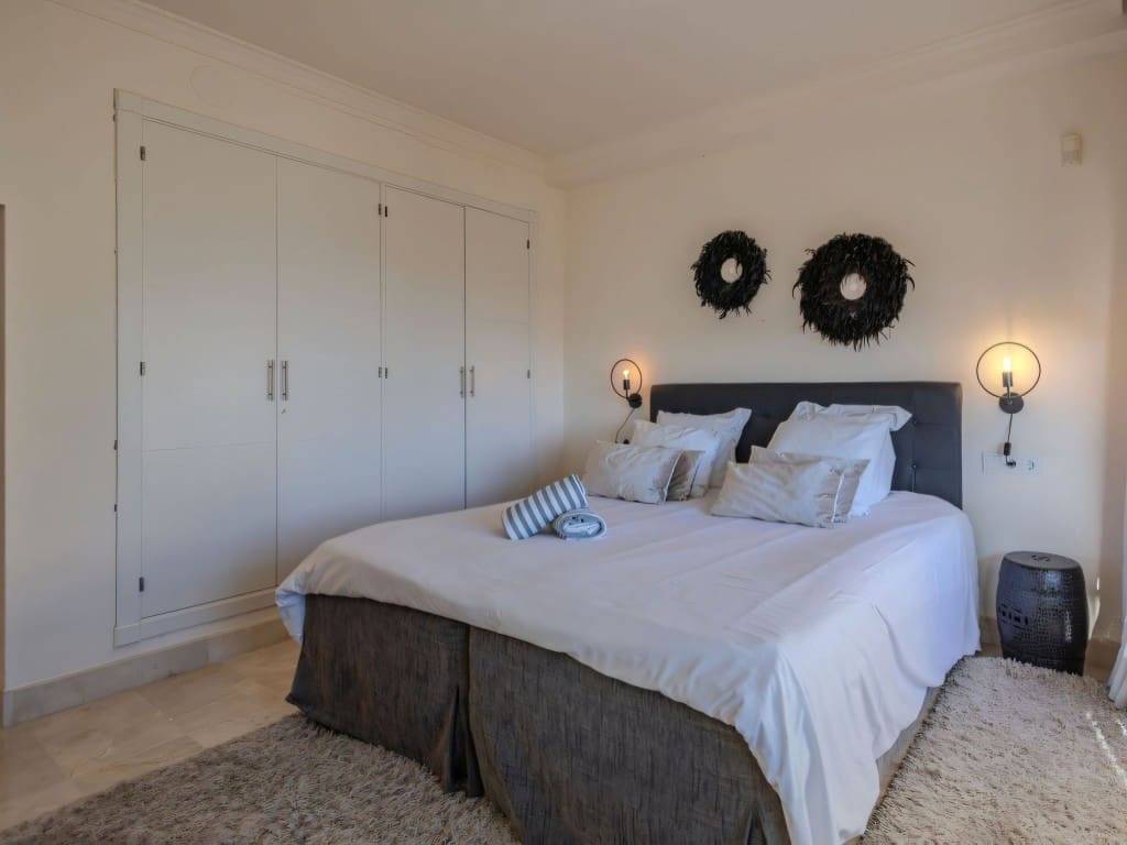 2 bedroom Apartment for sale in Nueva Andalucia with pool garage - € 560,000 (Ref: 9418819)