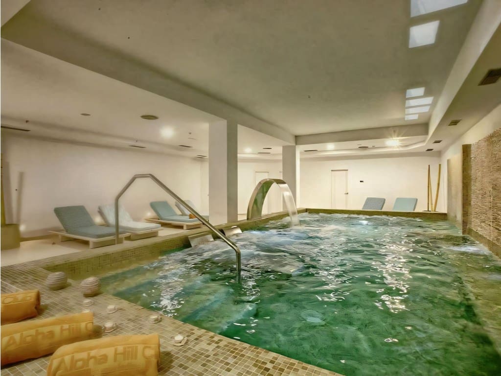 2 bedroom Apartment for sale in Nueva Andalucia with pool garage - € 560,000 (Ref: 9418819)