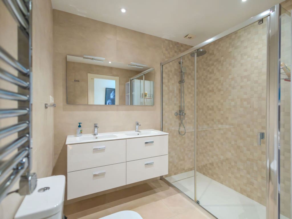 2 bedroom Apartment for sale in Nueva Andalucia with pool garage - € 560,000 (Ref: 9418819)