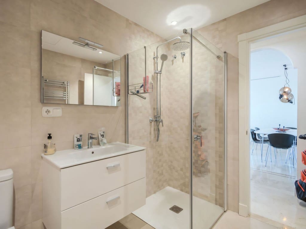 2 bedroom Apartment for sale in Nueva Andalucia with pool garage - € 560,000 (Ref: 9418819)