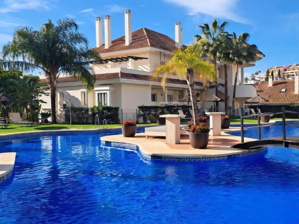 2 bedroom Apartment for sale in Nueva Andalucia with pool garage - € 560,000 (Ref: 9418819)