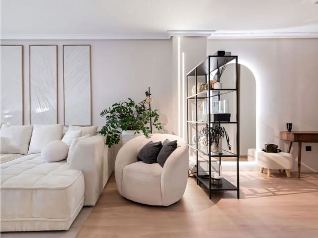 Apartamento de 2 habitaciones en Estepona en venta con piscina - 650.000 € (Ref: 9425658)