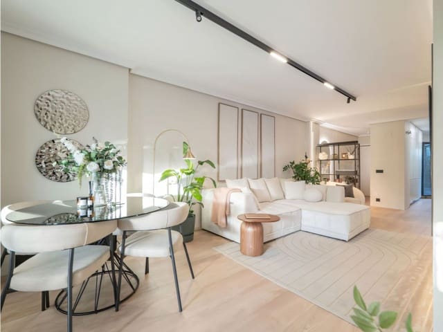 Apartamento de 2 habitaciones en Estepona en venta con piscina - 650.000 € (Ref: 9425658)