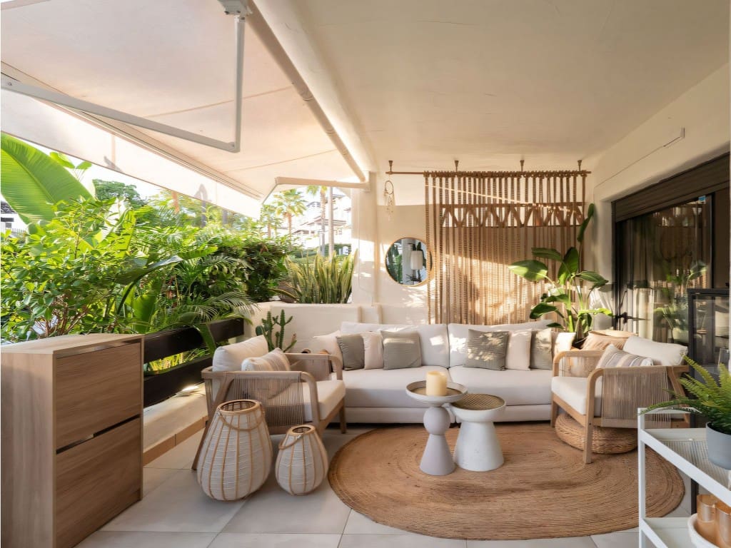 Apartamento de 2 habitaciones en Estepona en venta con piscina - 650.000 € (Ref: 9425658)