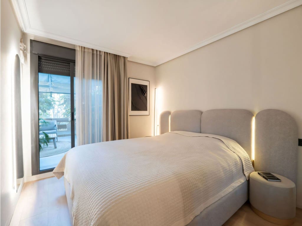 Apartamento de 2 habitaciones en Estepona en venta con piscina - 650.000 € (Ref: 9425658)