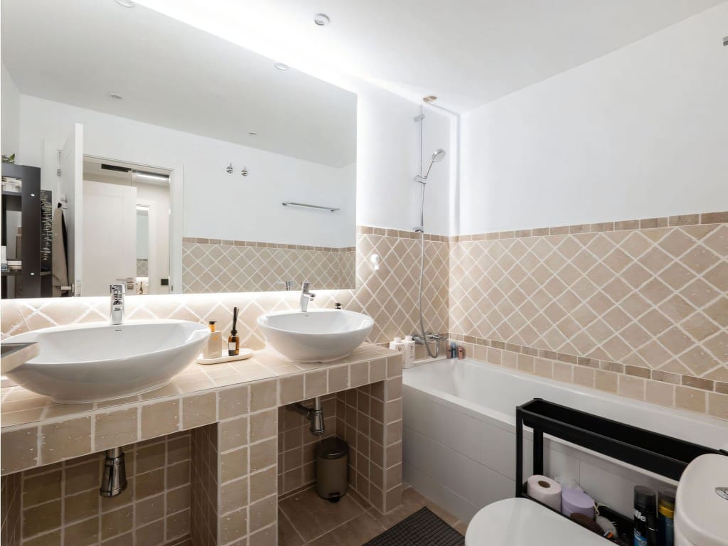 Apartamento de 2 habitaciones en Estepona en venta con piscina - 650.000 € (Ref: 9425658)