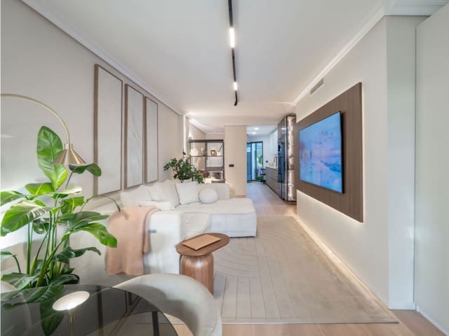 Apartamento de 2 habitaciones en Estepona en venta con piscina - 650.000 € (Ref: 9425658)