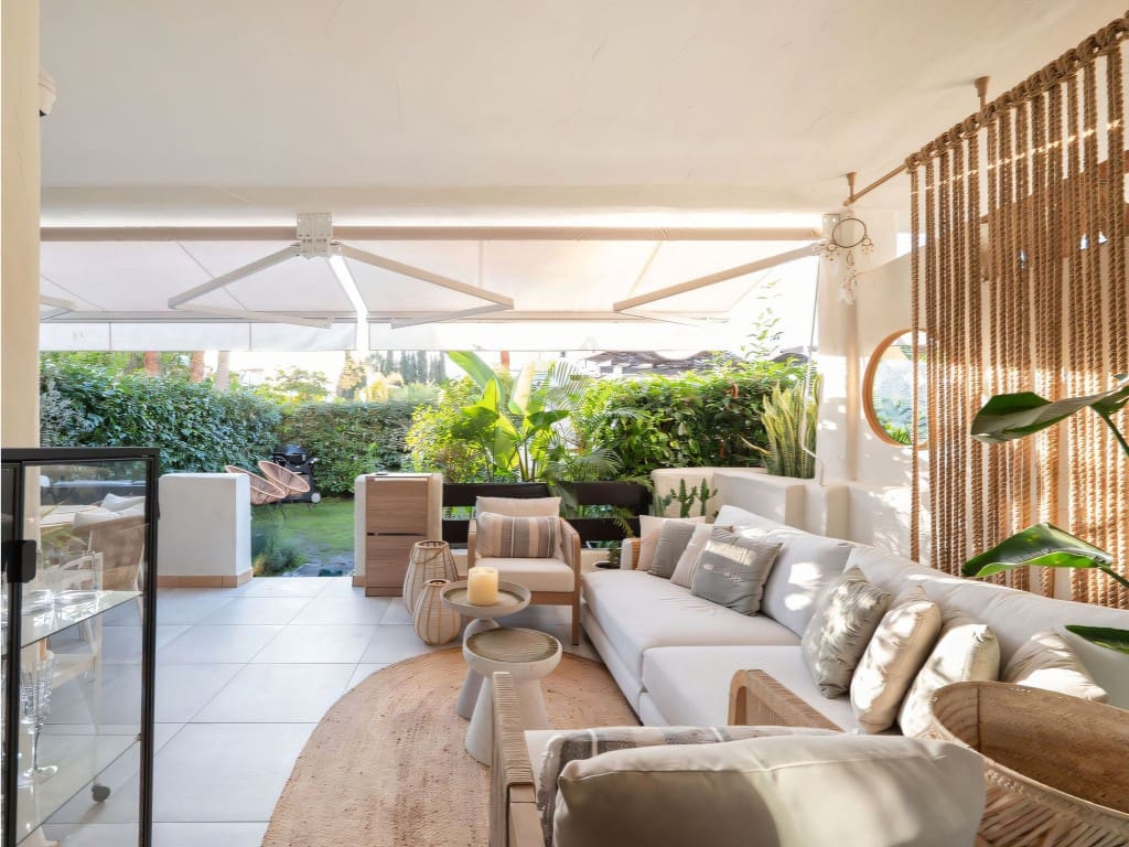 Apartamento de 2 habitaciones en Estepona en venta con piscina - 650.000 € (Ref: 9425658)