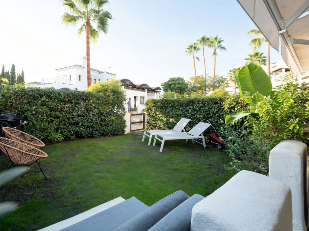 Apartamento de 2 habitaciones en Estepona en venta con piscina - 650.000 € (Ref: 9425658)