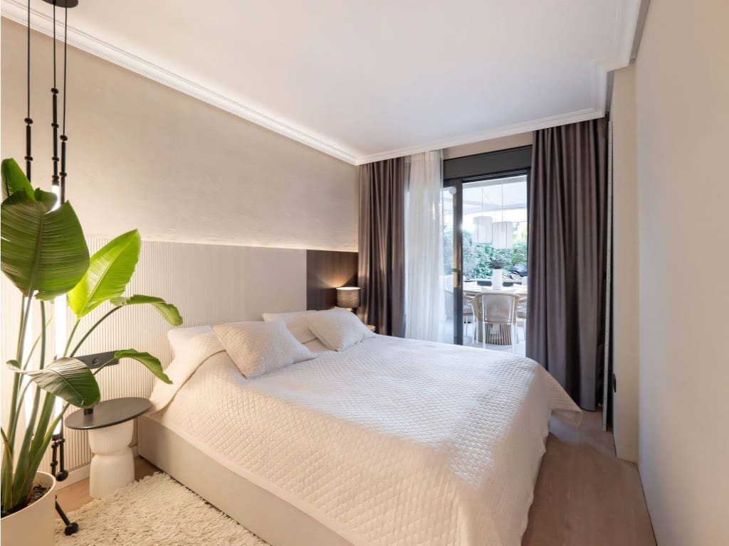 Apartamento de 2 habitaciones en Estepona en venta con piscina - 650.000 € (Ref: 9425658)