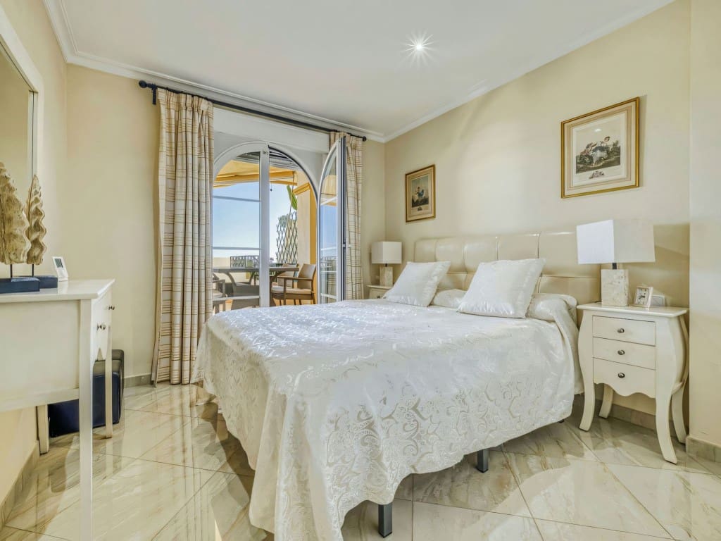 2 slaapkamer Appartement te koop in Nueva Andalucia met zwembad - € 495.000 (Ref: 9425659)