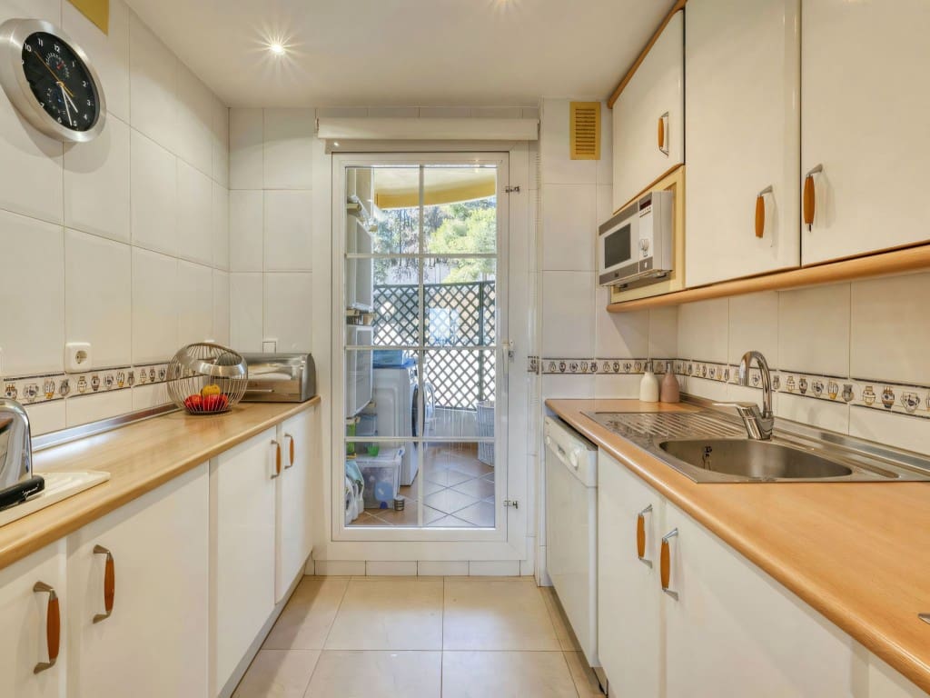 2 slaapkamer Appartement te koop in Nueva Andalucia met zwembad - € 495.000 (Ref: 9425659)