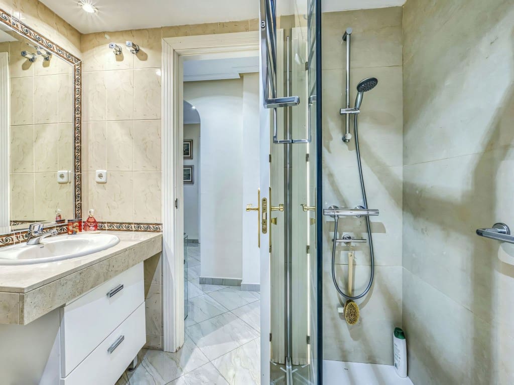 2 slaapkamer Appartement te koop in Nueva Andalucia met zwembad - € 495.000 (Ref: 9425659)