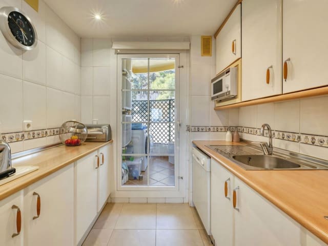 2 slaapkamer Appartement te koop in Nueva Andalucia, Marbella met zwembad - € 495.000 (Ref: 9425659)