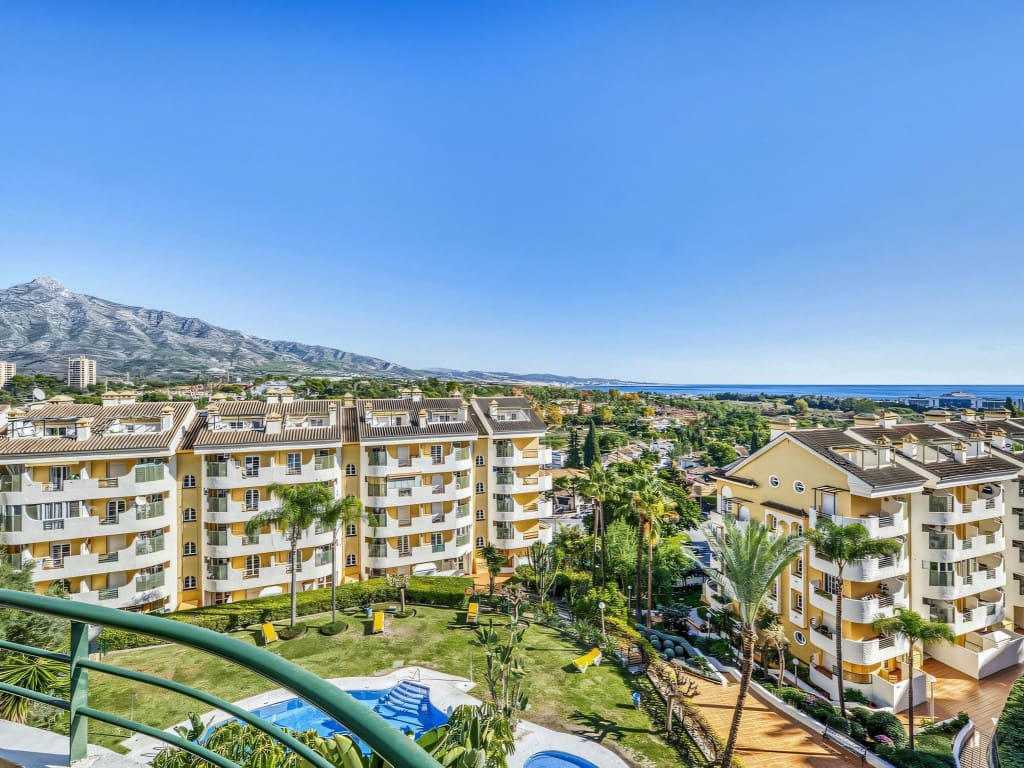 2 slaapkamer Appartement te koop in Nueva Andalucia met zwembad - € 495.000 (Ref: 9425659)