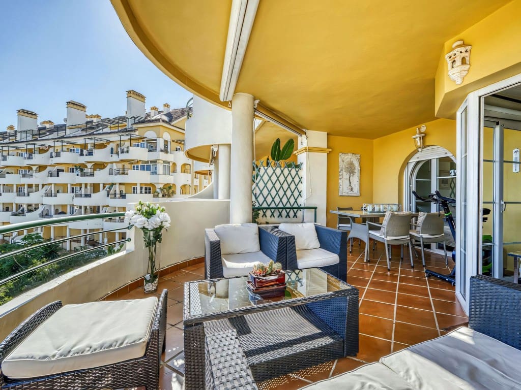 2 slaapkamer Appartement te koop in Nueva Andalucia met zwembad - € 495.000 (Ref: 9425659)