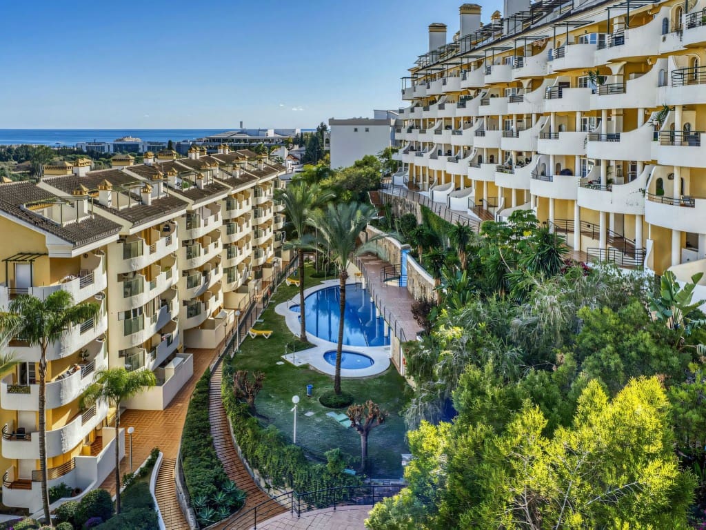 2 slaapkamer Appartement te koop in Nueva Andalucia met zwembad - € 495.000 (Ref: 9425659)