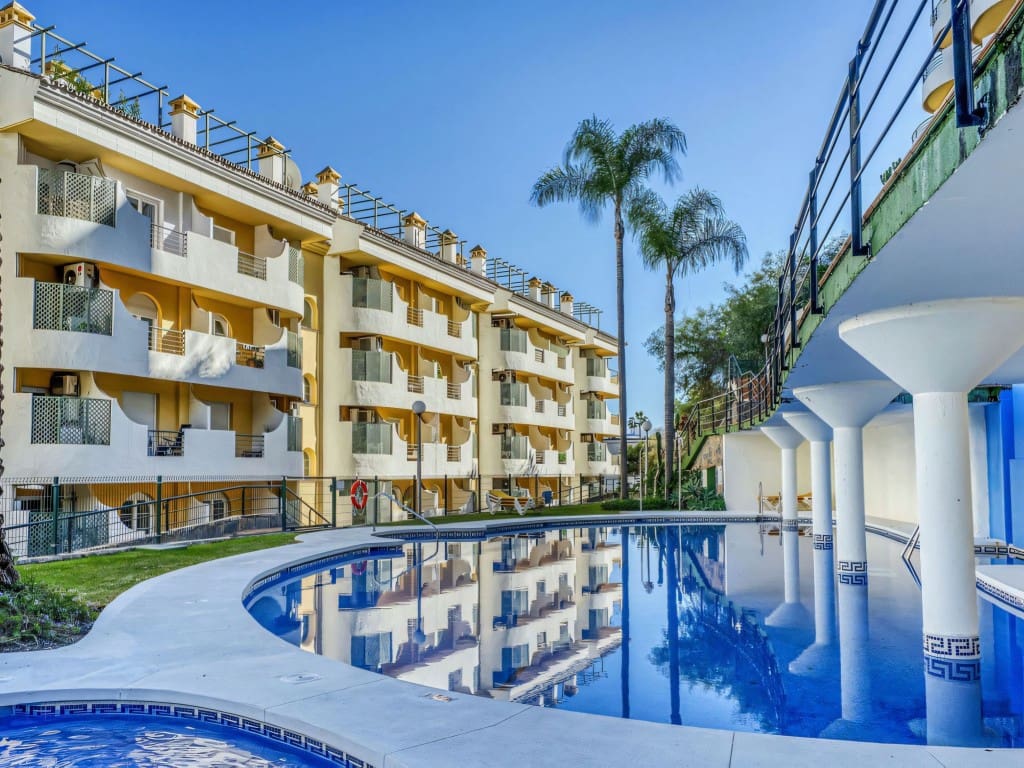 2 slaapkamer Appartement te koop in Nueva Andalucia met zwembad - € 495.000 (Ref: 9425659)