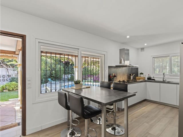 4 slaapkamer Villa te koop in San Pedro de Alcantara, Marbella met zwembad garage - € 1.450.000 (Ref: 9432987)