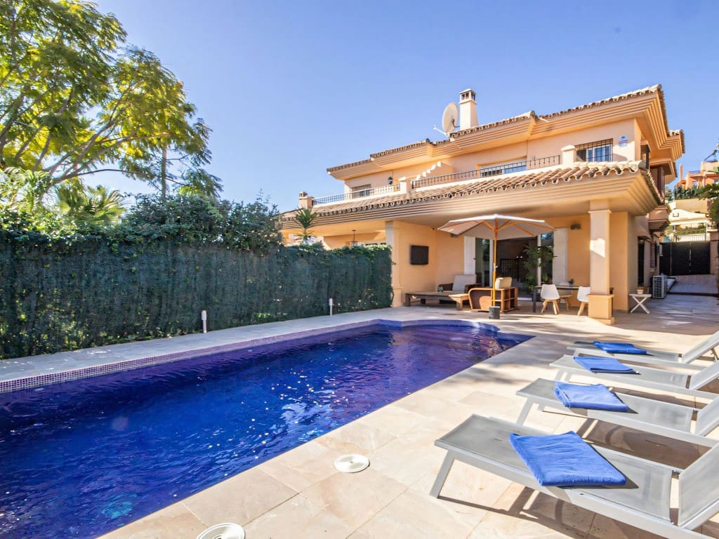 4 slaapkamer Villa te koop in Riviera del Sol met zwembad garage - € 579.000 (Ref: 9436634)