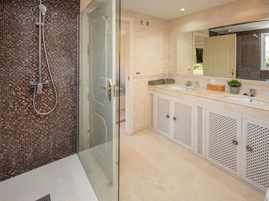 4 slaapkamer Villa te koop in Riviera del Sol met zwembad garage - € 579.000 (Ref: 9436634)