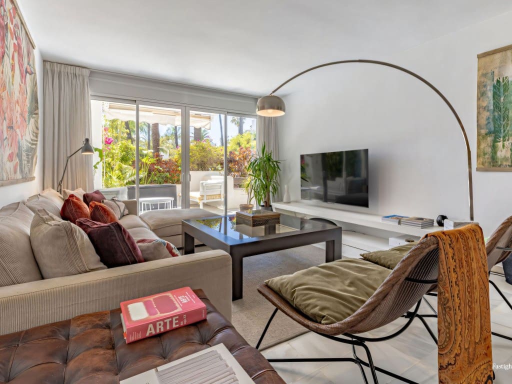 2 slaapkamer Appartement te koop in Estepona met zwembad - € 1.140.000 (Ref: 9436635)