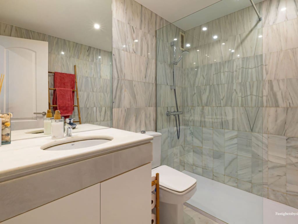 2 slaapkamer Appartement te koop in Estepona met zwembad - € 1.140.000 (Ref: 9436635)