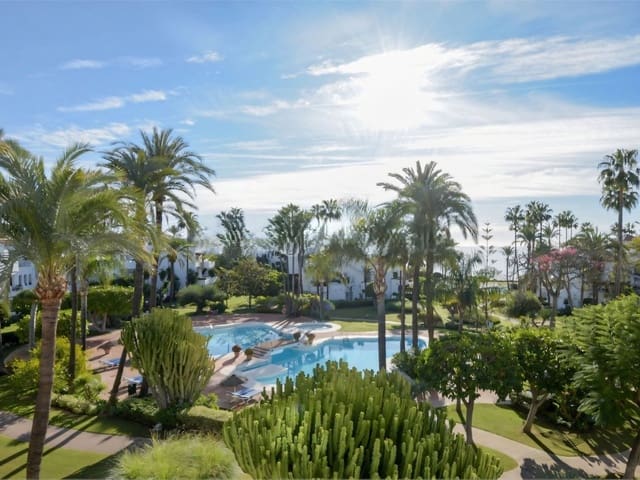 2 slaapkamer Appartement te koop in Estepona met zwembad - € 1.140.000 (Ref: 9436635)