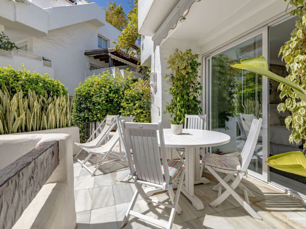 2 slaapkamer Appartement te koop in Estepona met zwembad - € 1.140.000 (Ref: 9436635)