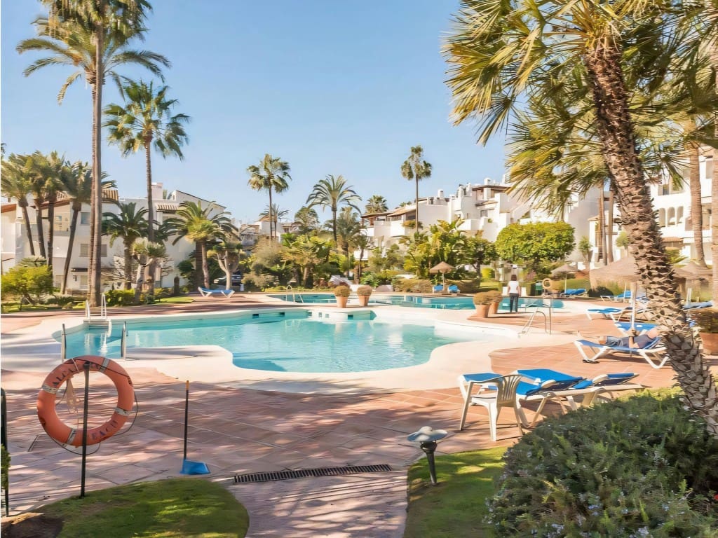 2 slaapkamer Appartement te koop in Estepona met zwembad - € 1.140.000 (Ref: 9436635)